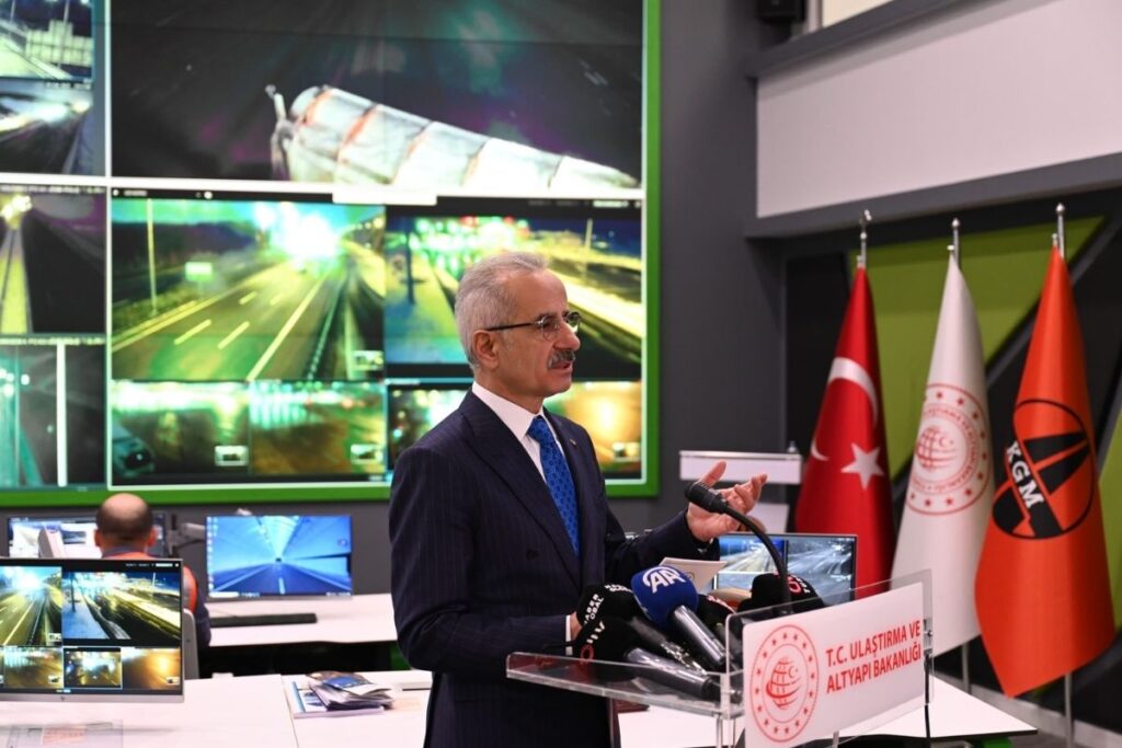 bakan uraloglu akilli ulasim sistemleri merkezinde bayram tatili trafigine anlik izleme ve takip yapacagiz UJnWYfzr
