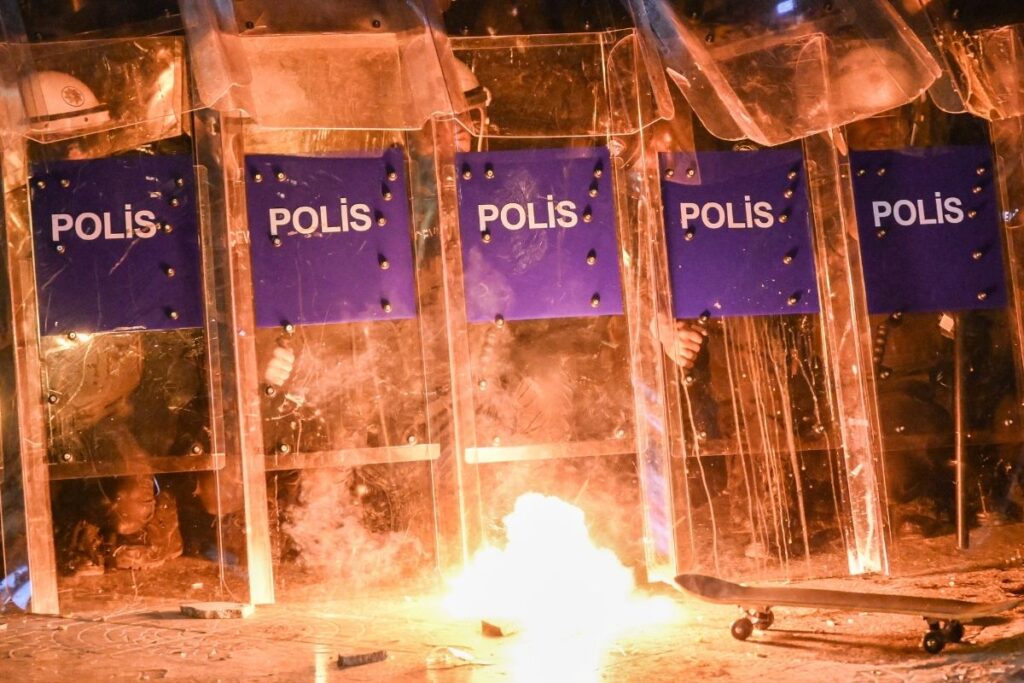 bakan yerlikaya gosterilerde 123 polisimiz yaralandi 1133 supheli gozaltina alindi VUw7GItm