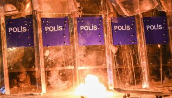 bakan yerlikaya gosterilerde 123 polisimiz yaralandi 1133 supheli gozaltina alindi VUw7GItm