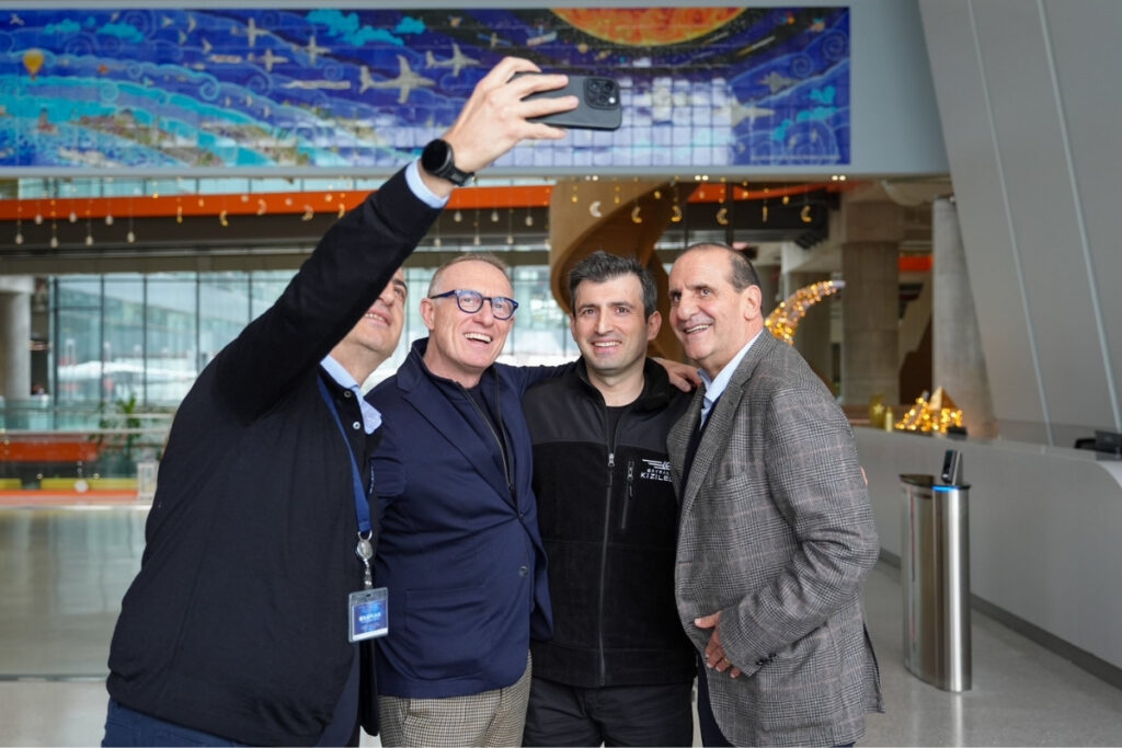 bayraktardan leonardo ile turk isi selfi WEEpZ2R4