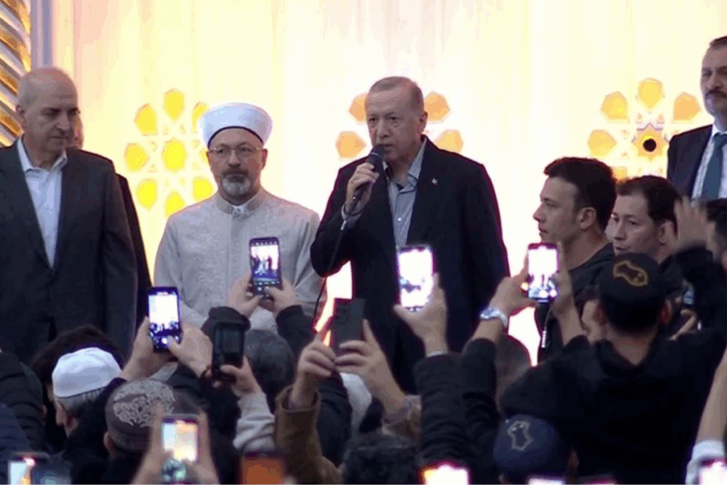 bayram namazini buyuk camlica camiinde kilan erdogan rabbim bu birligimizi daim eylesin z1ABcWOG