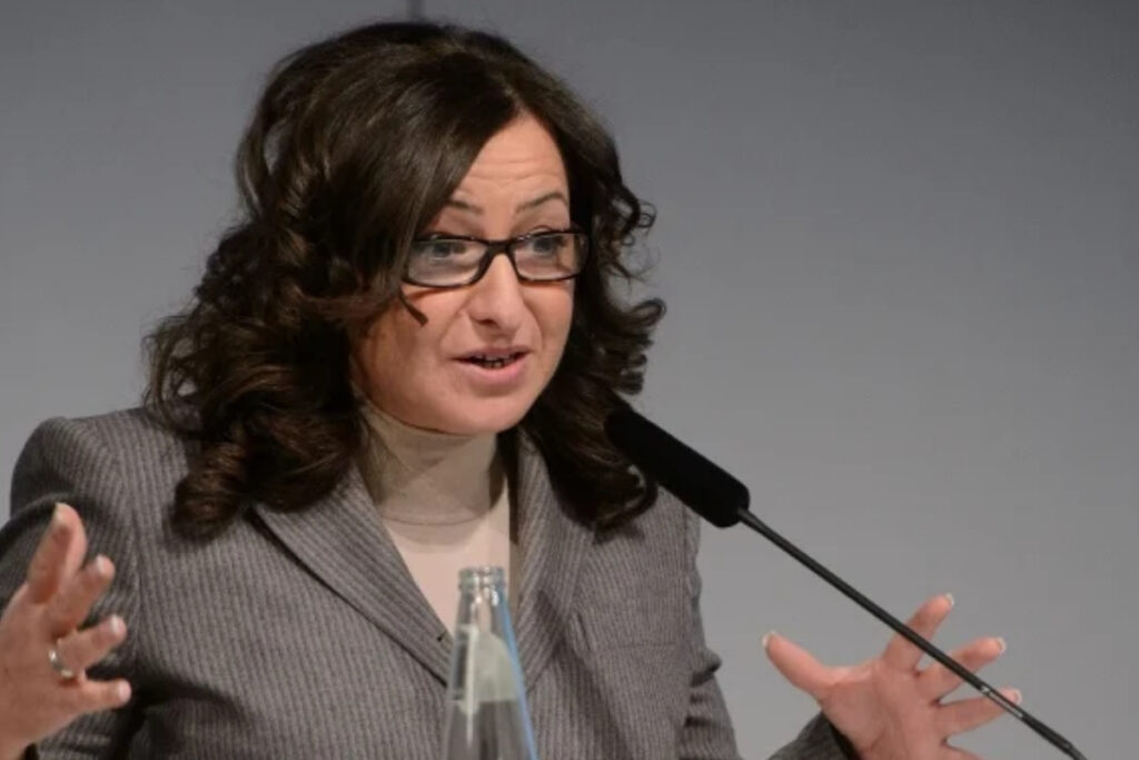 berlin senatoru dilek kalayciya dugun ihalesi nedeniyle 18 ay hapis cezasi grdkMteU