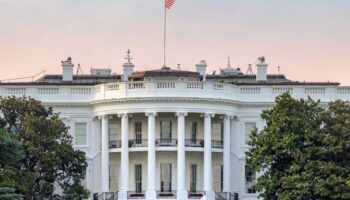 beyaz saray trumpin tarifeleri 90 gun durdurmayi degerlendirdigine dair haberleri yalanladi kBVuPXRI