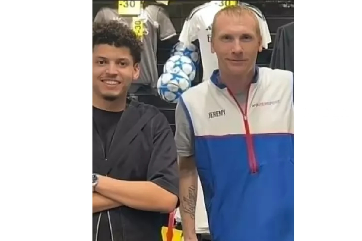 bir donemlerin unlu futbolcusu jeremy mathieu simdi spor magazasinda tezgahtar 0 yZqQgQGm
