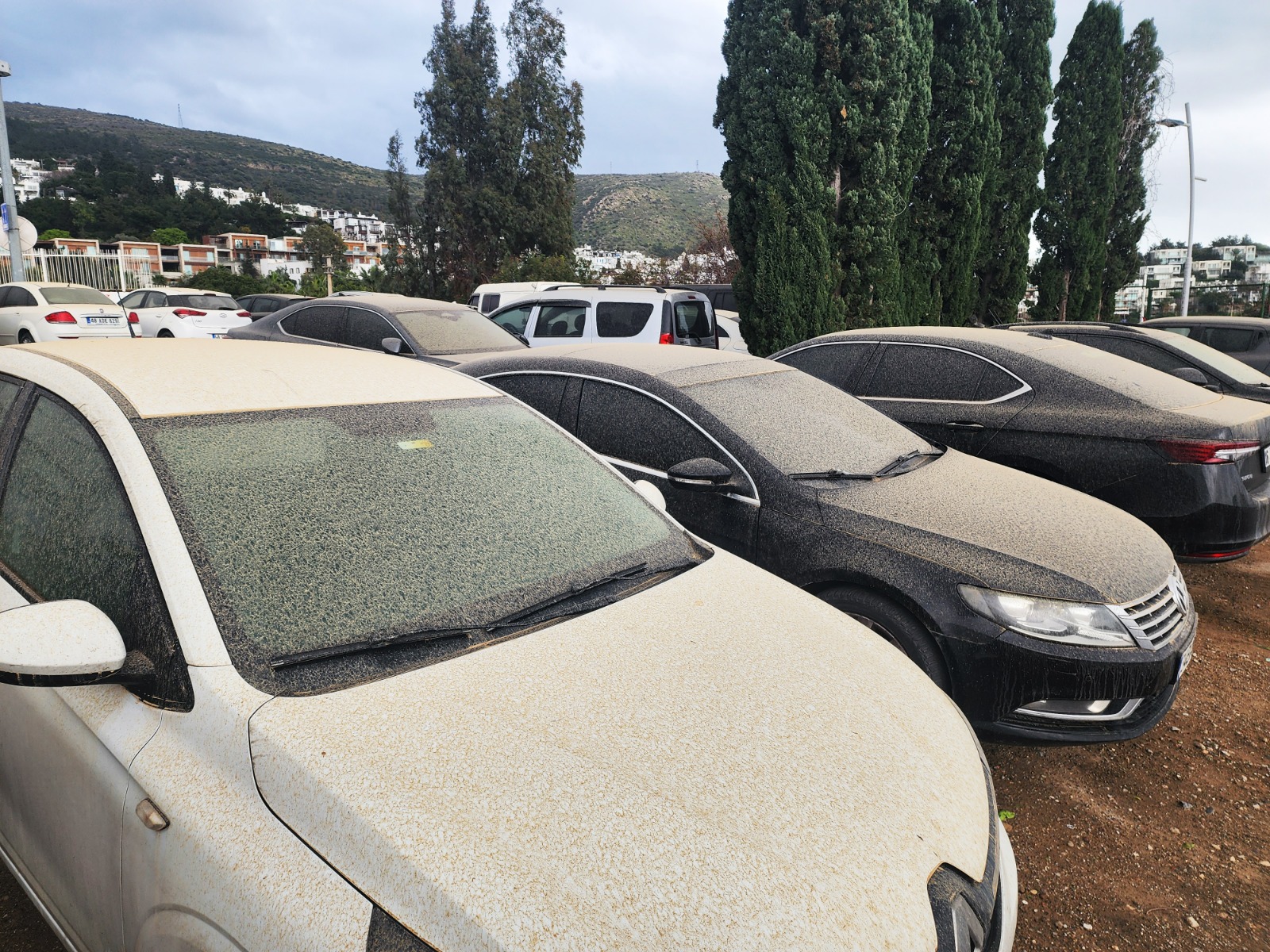 bodrumda gokten camur yagdi otomobillerin uzeri camurla kaplandi 1