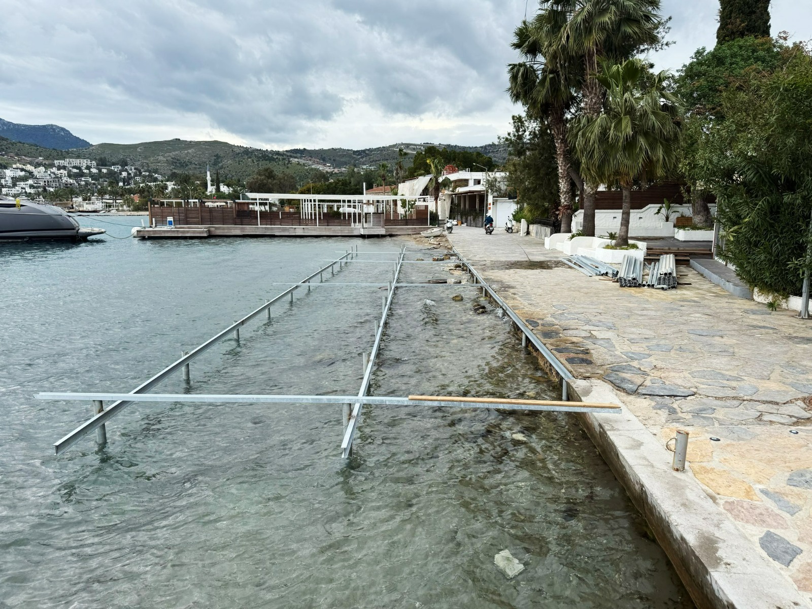 bodrumda kacak iskeleler dolgular ve kacak yapilar milli emlak mudurlugu ekiplerinin mudahalesi ile kaldiriliyor drzYTLnl