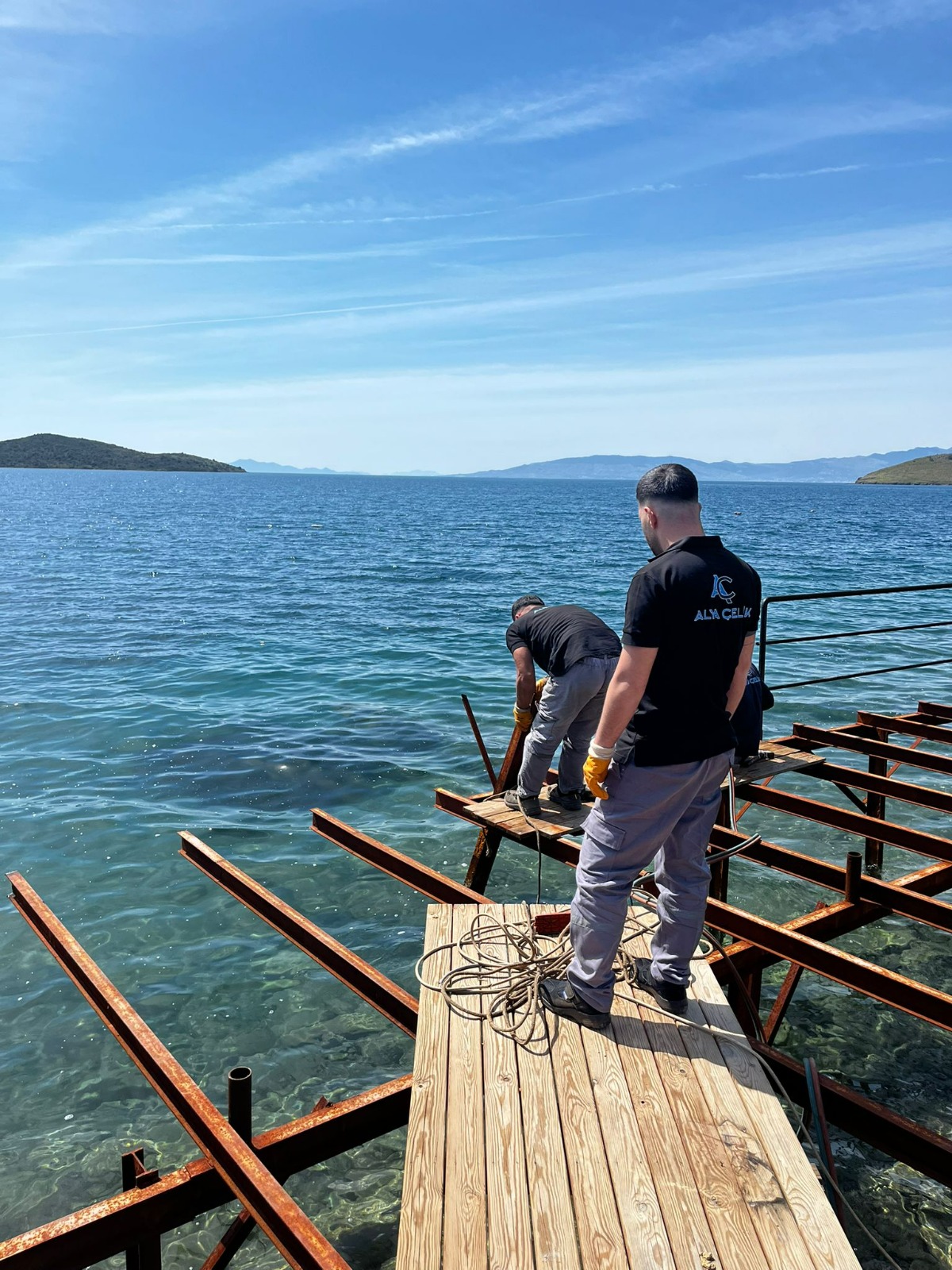 bodrumda kacak iskeleler dolgular ve kacak yapilar milli emlak mudurlugu ekiplerinin mudahalesi ile kaldiriliyor sRfli8tv