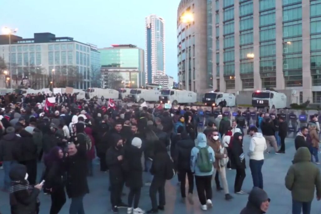 caglayandaki istanbul adliyesinin onunde imamogluna destek eylemi duzenlendi cIhIBm2Z
