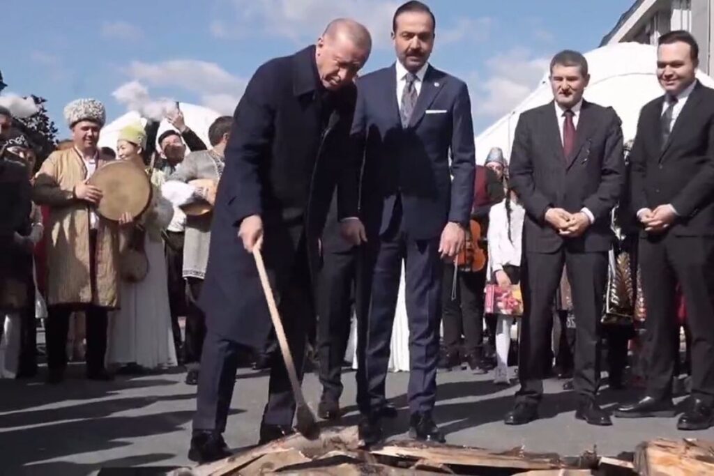 cumhurbaskani erdogan nevruz atesini yakti uzerinden atladi dWajCz2s