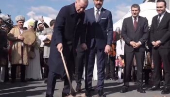 cumhurbaskani erdogan nevruz atesini yakti uzerinden atladi dWajCz2s