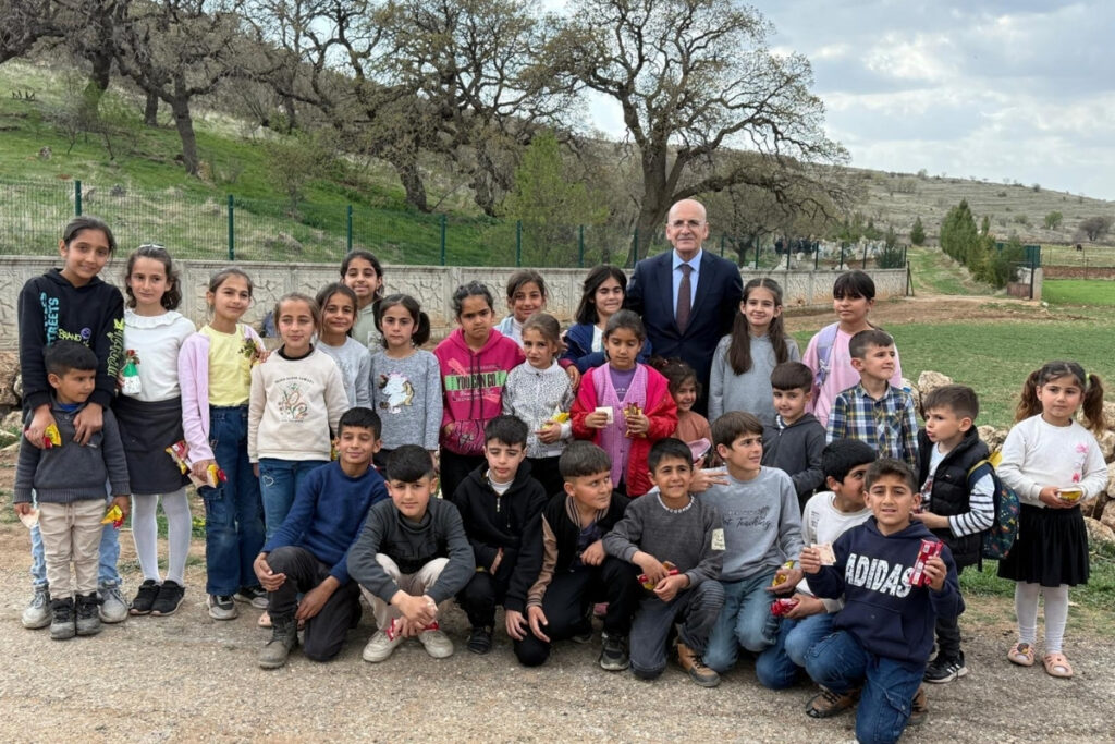 ekonomiye aile ziyareti arasi bakan simsek memleketi batmanda cocuklarla bir araya geldi c9rGZWdI