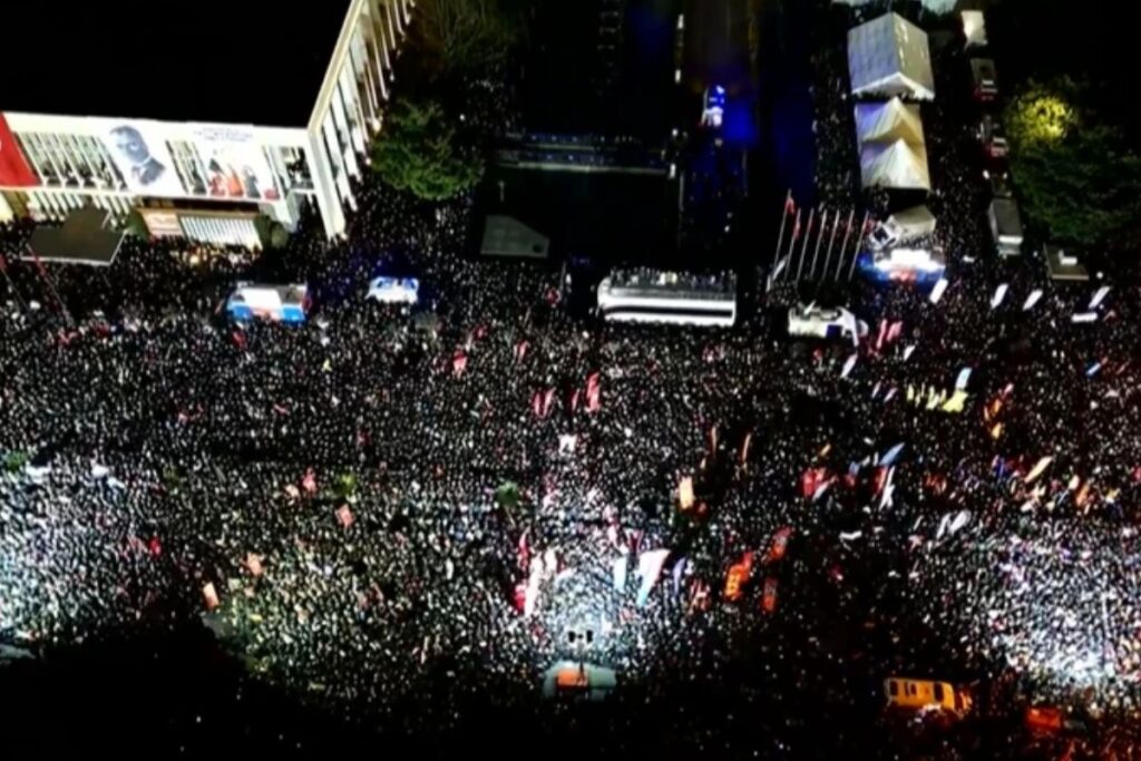 ekrem imamoglunun gozaltina alinmasi ucuncu gununde de protesto edildi MwdesZzw