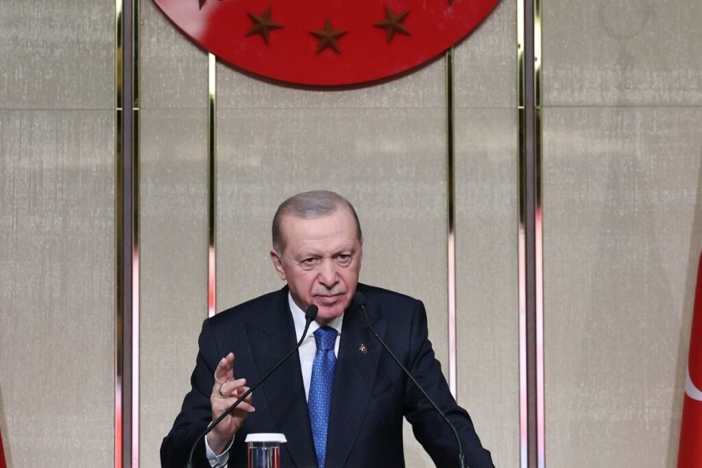 erdogan muhalefetin hukukla olan sikintilarini ulkenin en onemli meselesi gibi gosterme gayreti riyakarligin dik RLWscSGX