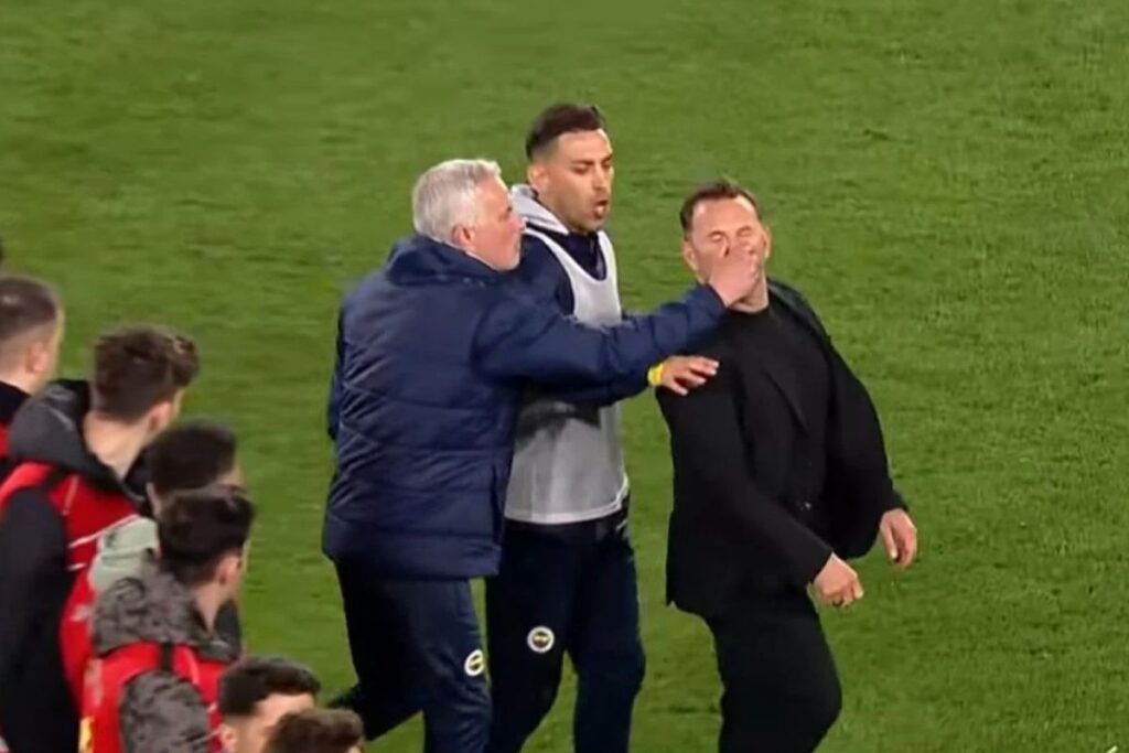 fenerbahce derbi macla ilgili sessizligini bozdu mourinhonun burnunu siktigi okan buruk icin sert ifadeler 2uLkqIuu