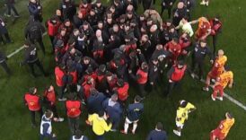 fenerbahce galatasaray derbisinde saha karisti polisler sahaya girdi 88LzkgQ7