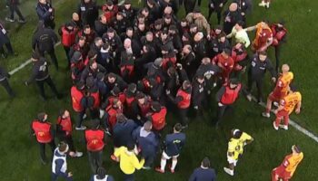 fenerbahce galatasaray derbisinde saha karisti polisler sahaya girdi 88LzkgQ7