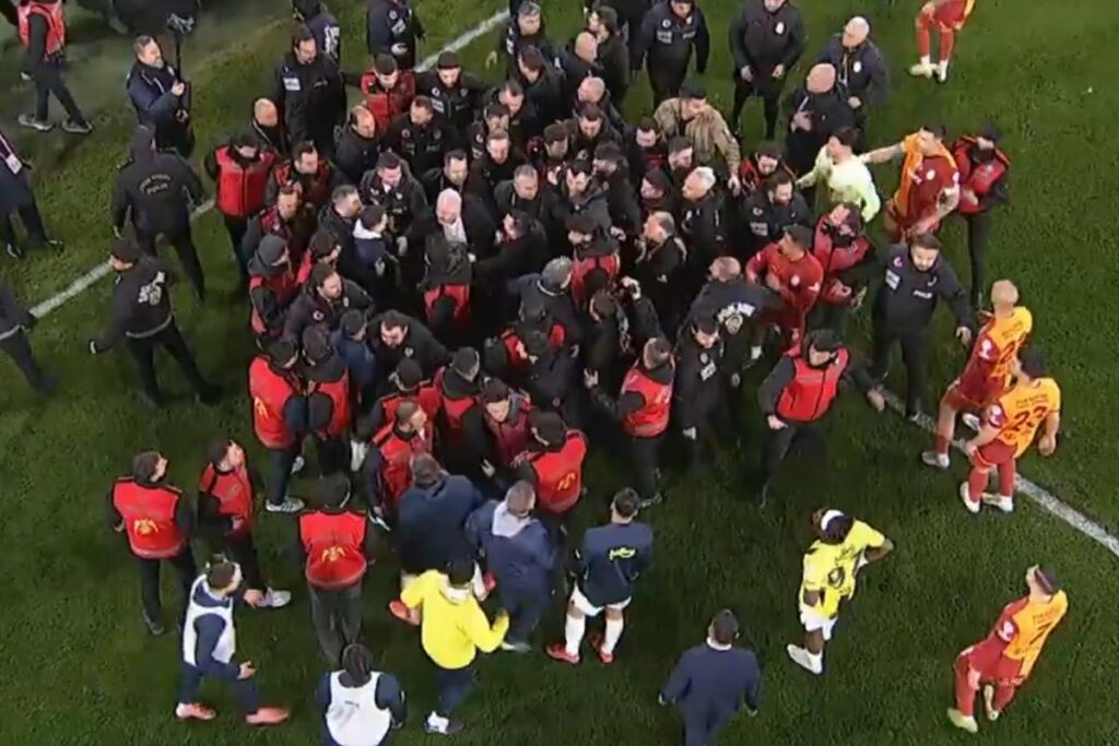 fenerbahce galatasaray derbisinde saha karisti polisler sahaya girdi QUHIknCX