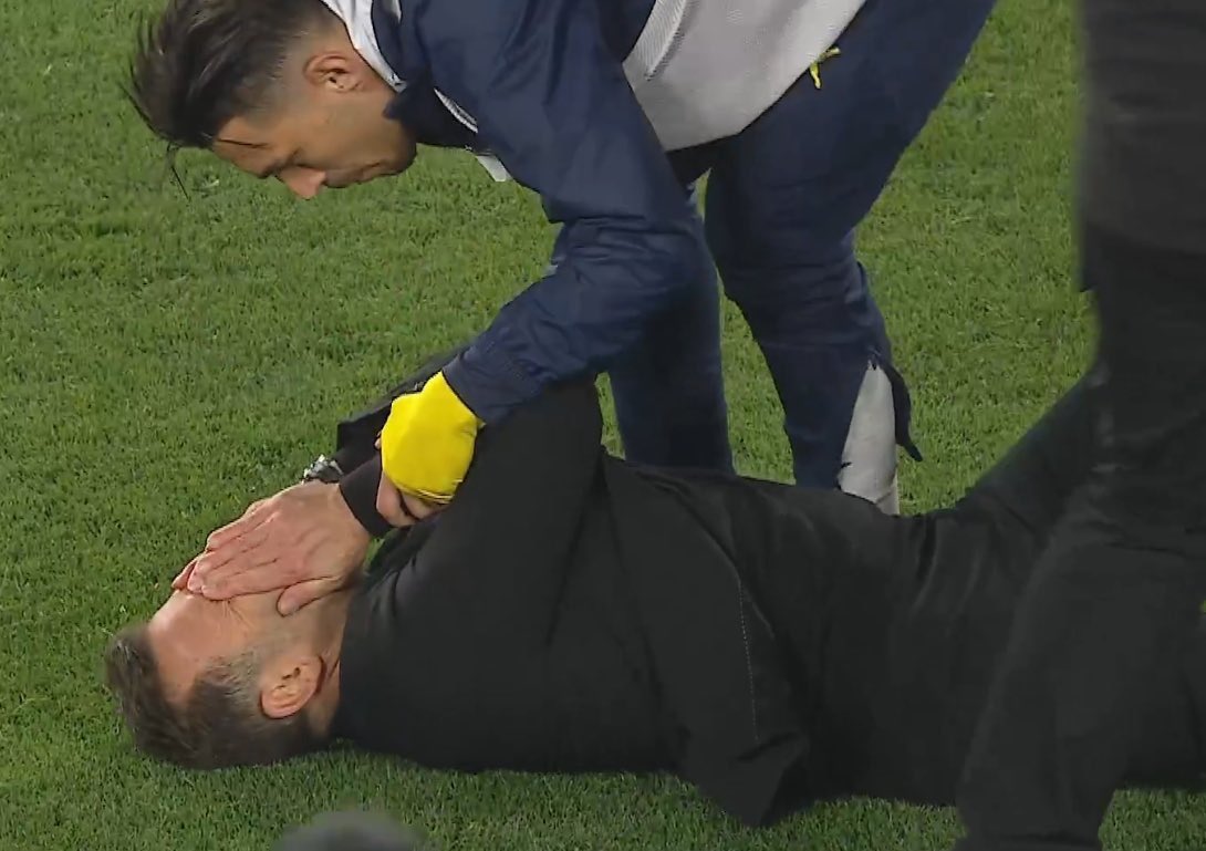 fenerbahce galatasaray derbisinin ardindan sahada okan burukun burnunu sikan jose mourinho tff talimatlarina 3aaVyKde