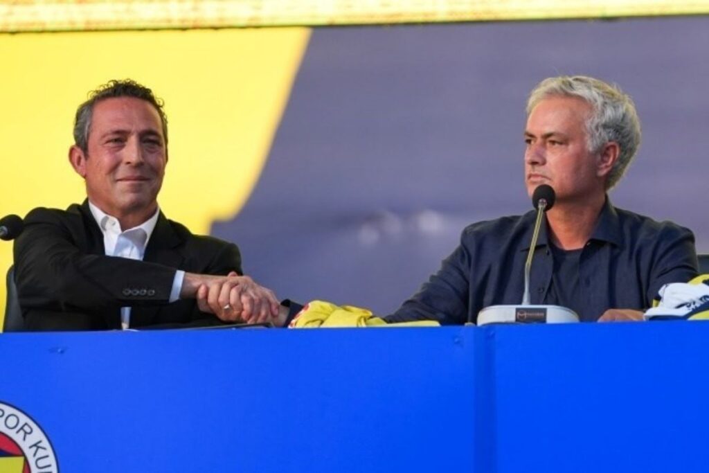 fenerbahce yonetimi galatasaray maglubiyetinin ardindan mourinho gundemiyle olaganustu toplandi baskan ali koc toplantiya abdden DhUdBDaR