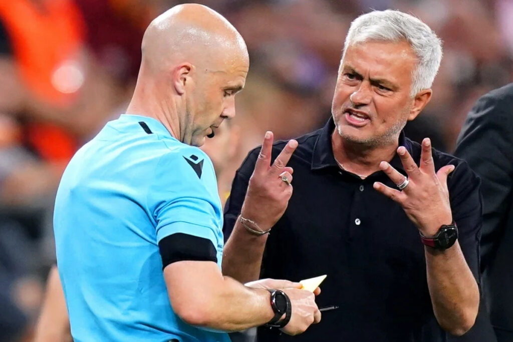 fenerbahcede 9 ayda 8 kart goren jose mourinho 23 oyuncusunu geride birakti s6XzhYKJ