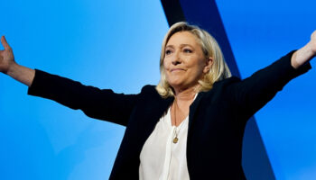 fransanin cumhurbaskani adayi le pen yolsuzluktan suclu bulundu iuVeXdPi