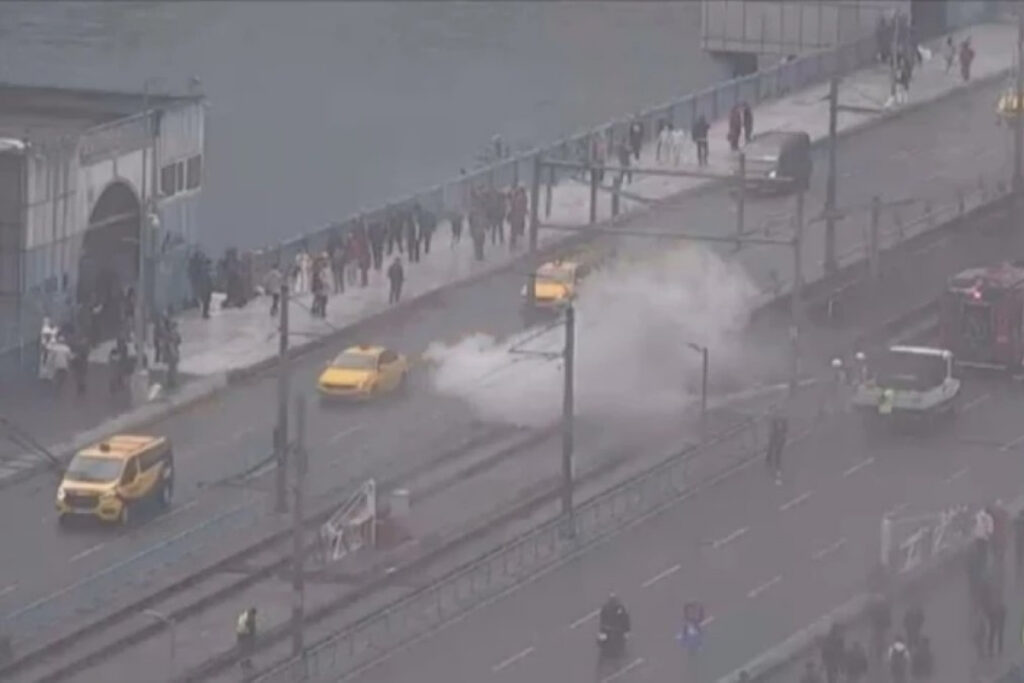 galata koprusu uzerindeki elektrik kutularinda cikan yangin sonduruldu 1Z9Ieaqp