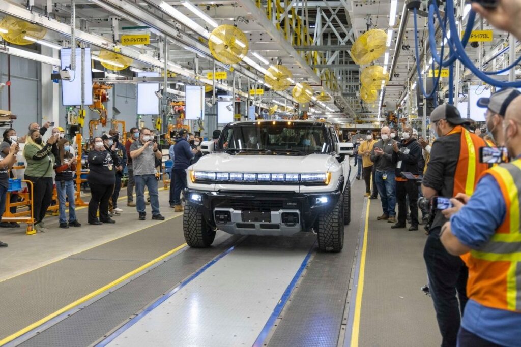 gm tamamen elektrikli fabrikasinda 200 isciyi gecici olarak isten cikariyor sPnTSrlv
