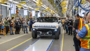 gm tamamen elektrikli fabrikasinda 200 isciyi gecici olarak isten cikariyor sPnTSrlv