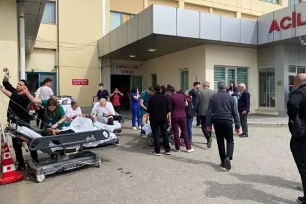 hastanede cikan yangin saglik ekibinin ameliyati tamamlamasini engelleyemedi QUazcHFl