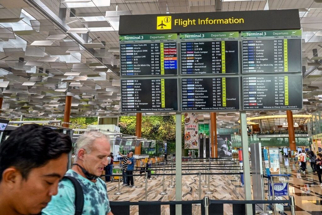 ingilterenin en buyuk havalimani trafoda cikan yangin sebebiyle kapatildi 120 ucagin rotasi degisti 5VKAM2N7