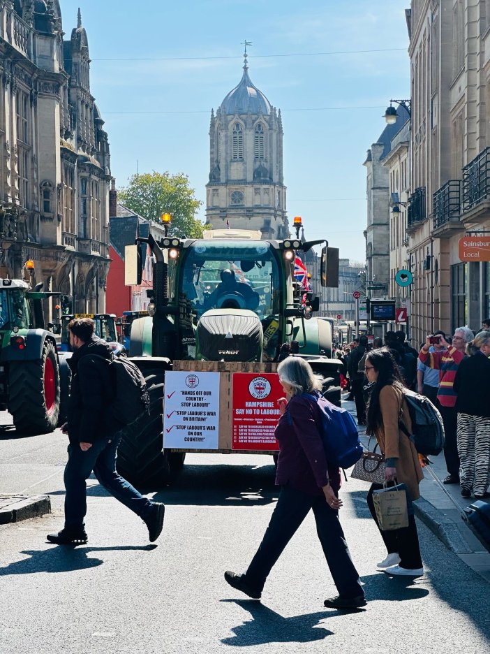 ingilterenin oxford kentinde ciftciler hukumeti protesto etmek icin traktorlerle trafigi kilitlediler 0 SBII4FVc