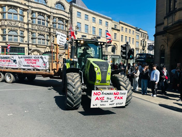 ingilterenin oxford kentinde ciftciler hukumeti protesto etmek icin traktorlerle trafigi kilitlediler 1 Gt91Asyz