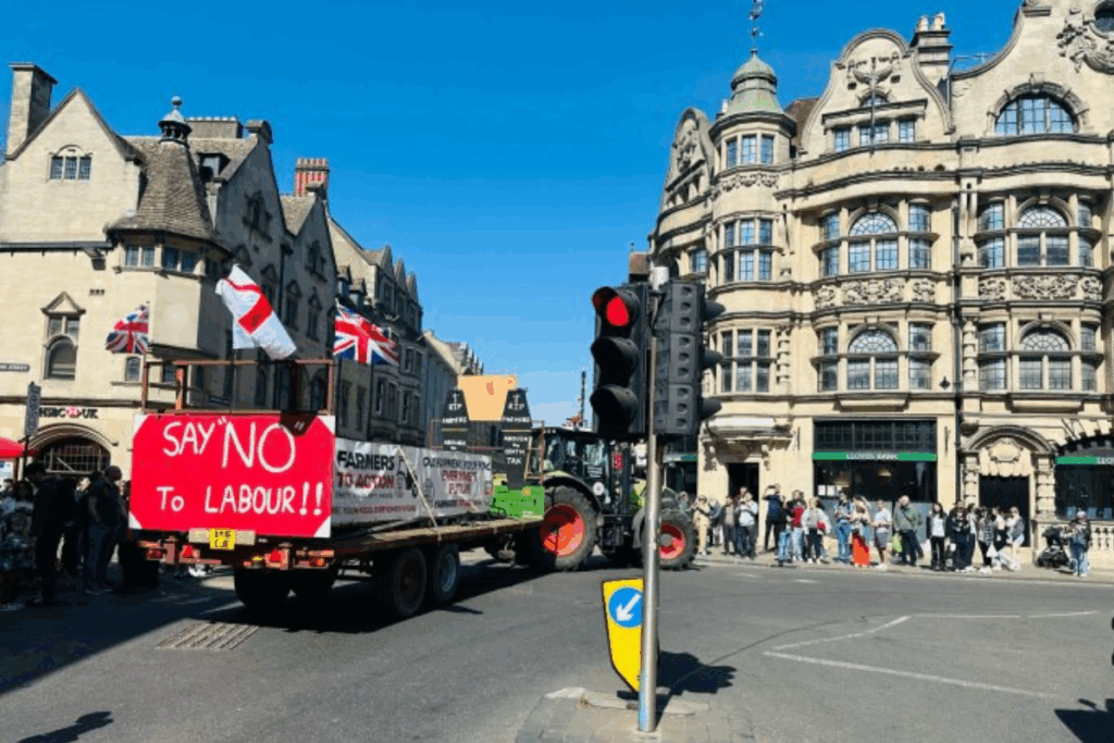 ingilterenin oxford kentinde ciftciler hukumeti protesto etmek icin traktorlerle trafigi kilitlediler 1WBnbyXK