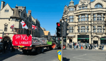ingilterenin oxford kentinde ciftciler hukumeti protesto etmek icin traktorlerle trafigi kilitlediler 1WBnbyXK