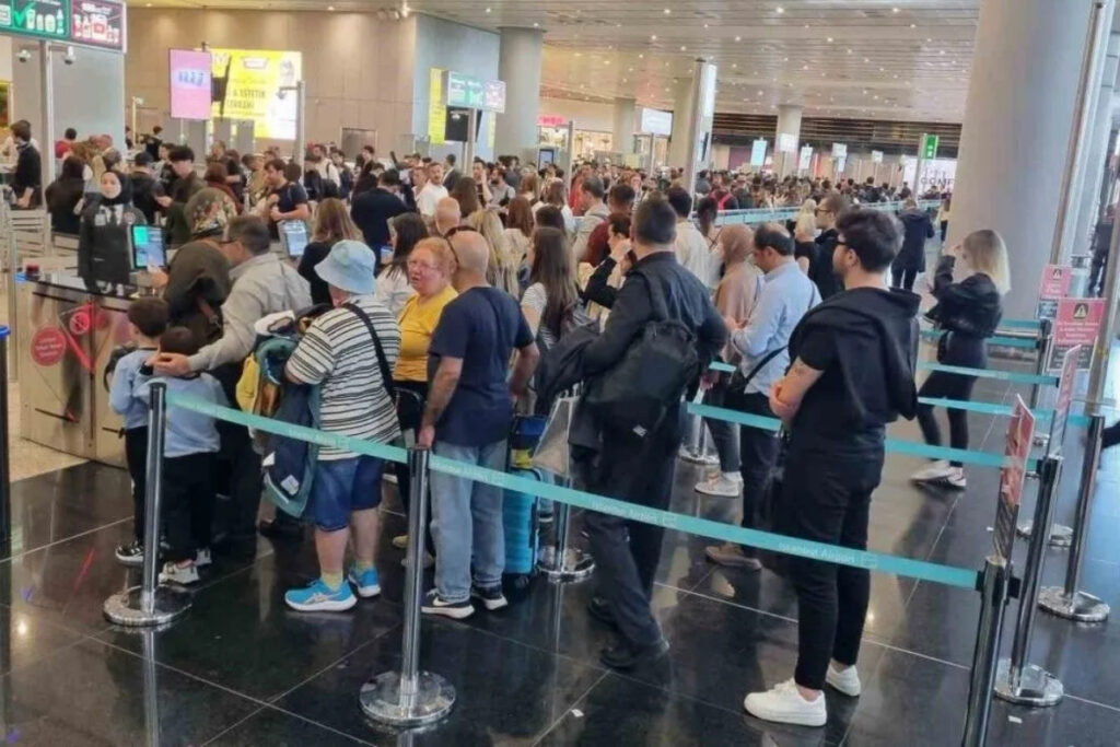 istanbul havalimaninda ramazan bayrami tatilinin ardindan donus yapan yolcular nedeniyle yogunluk yasaniyor N4v6FZ8w