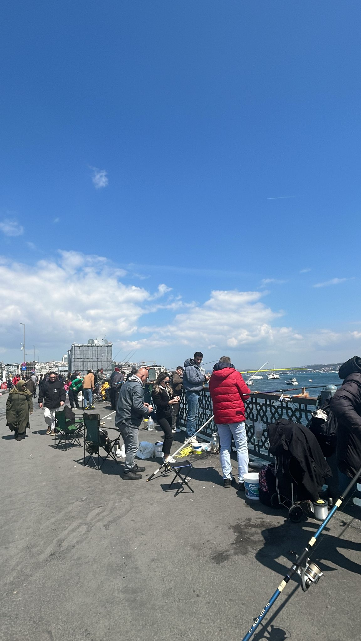 istanbulda bahar havasi bereketiyle birlikte geldi hem sokaklar doldu hem de balikcilarin kovalari 0 ldwbNGPD