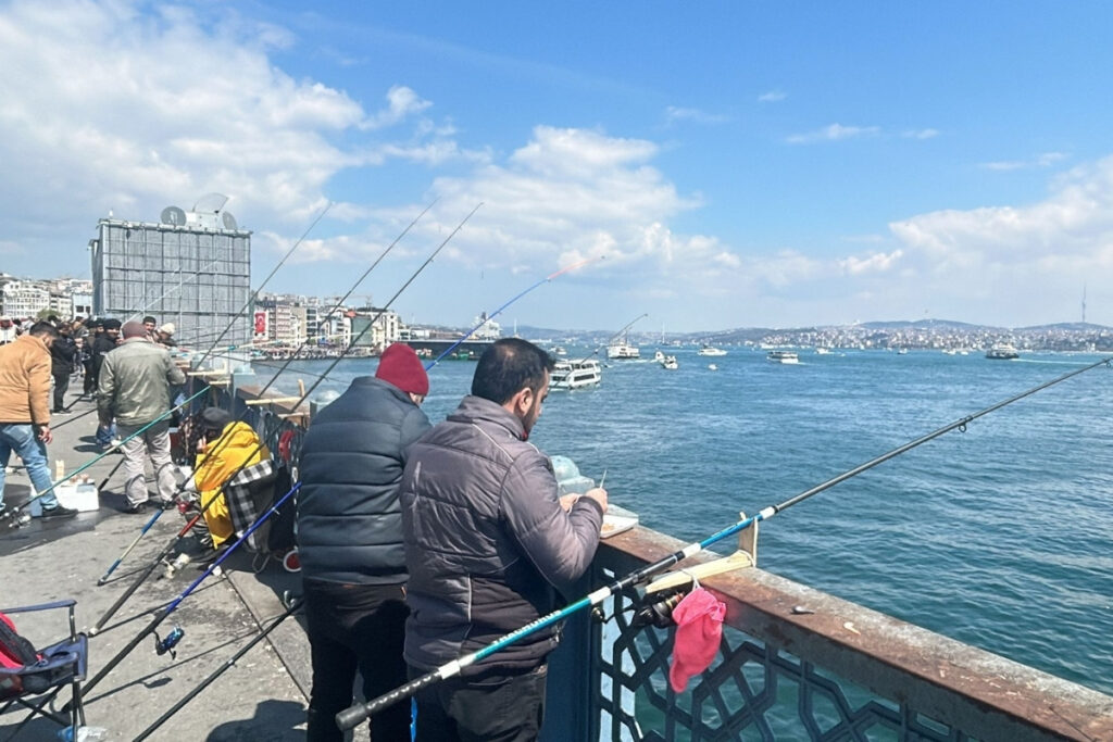 istanbulda bahar havasi bereketiyle birlikte geldi hem sokaklar doldu hem de balikcilarin kovalari idLtrtzd