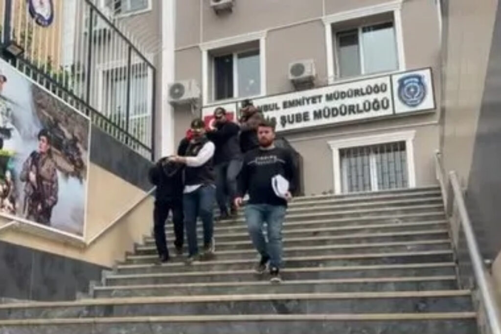 istanbulda telefon dolandiriciligi profesor 47 milyon tllik ziynet esyasini dolandiricilara teslim etti JrLiwFvk