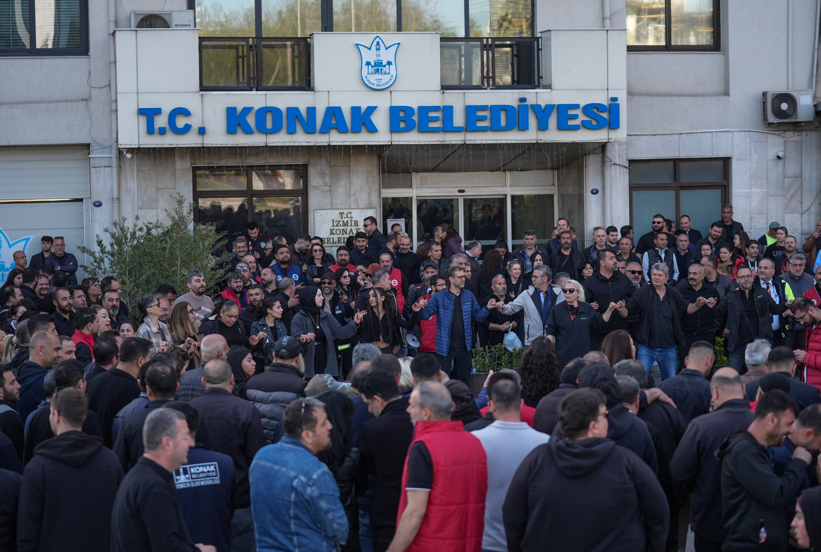 izmirde belediye iscileri gec yatan maaslar nedeniyle is yavaslatti 0 c5vhulWD