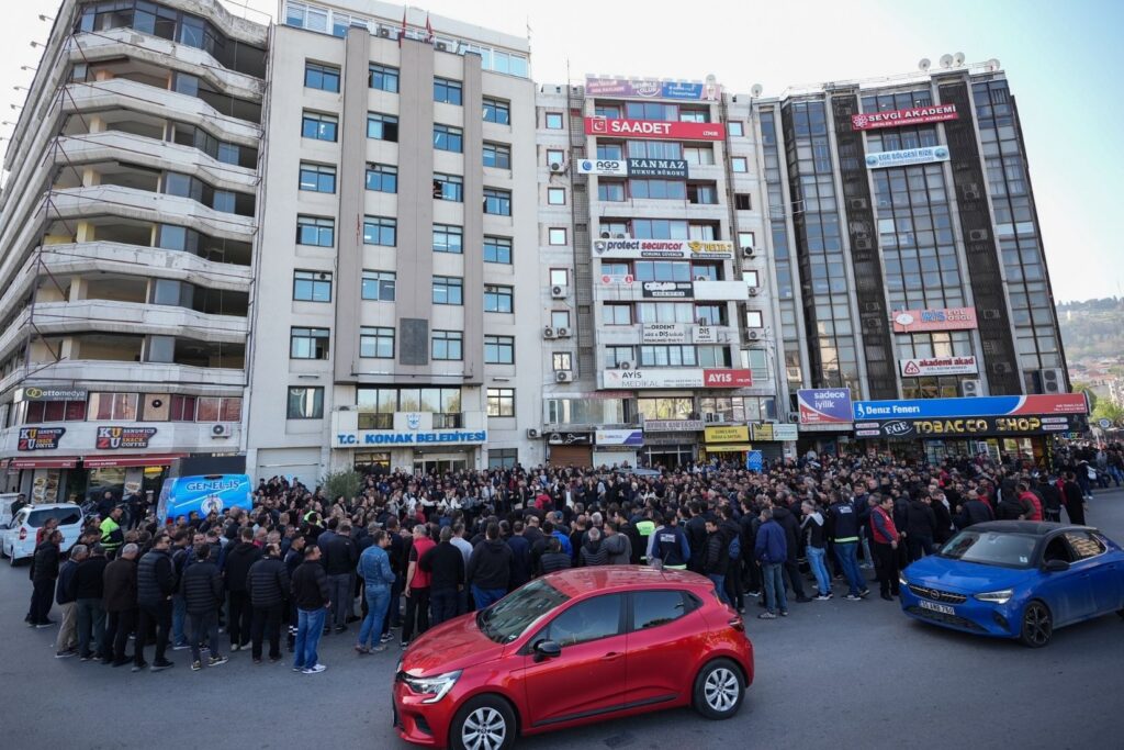 izmirde belediye iscileri gec yatan maaslar nedeniyle is yavaslatti hR7N2RRX