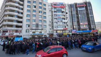 izmirde belediye iscileri gec yatan maaslar nedeniyle is yavaslatti hR7N2RRX