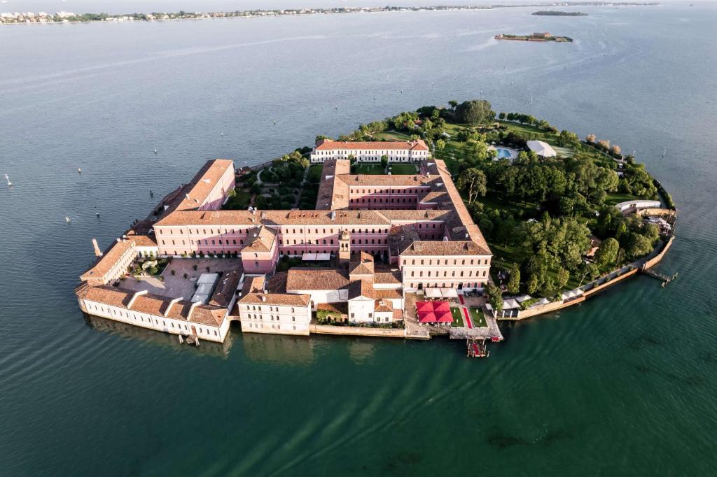 jeff bezos venedikteki dugunu icin turk is insani emir uyarin san clemente palace otelini BWmA5z9N
