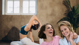 kahkaha yogasi ile nefes ve ritim teknikleriyle stresi azaltan mutluluk hormonlarini artiran yeni bir 5KB7BB9V