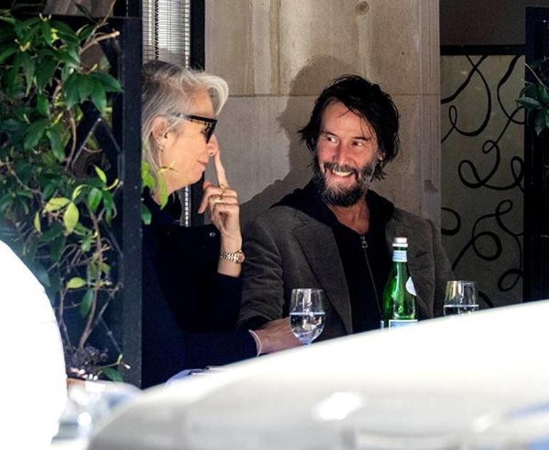 keanu reevesin gozlerinin ici gumus sacli sevgiliyle guldu 0 9lSOSI15