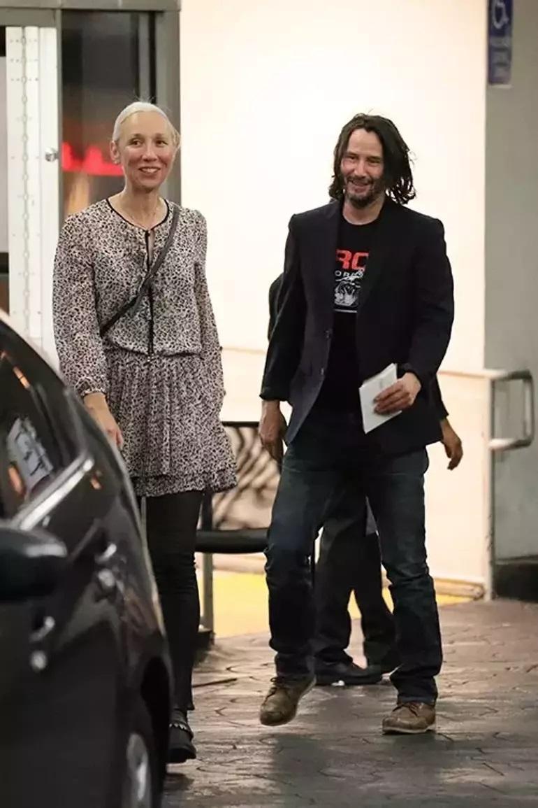 Keanu Reeves'in gözlerinin içi gümüş saçlı sevgiliyle güldü 3 keanu reevesin gozlerinin ici gumus sacli sevgiliyle guldu 2 SFKTIDdq