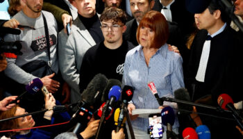 kendisine yillarca cinsel siddet uygulayan kocasini sonunda mahkum ettirince kahraman ilan edilen 72 yasindaki zKFhX5tR