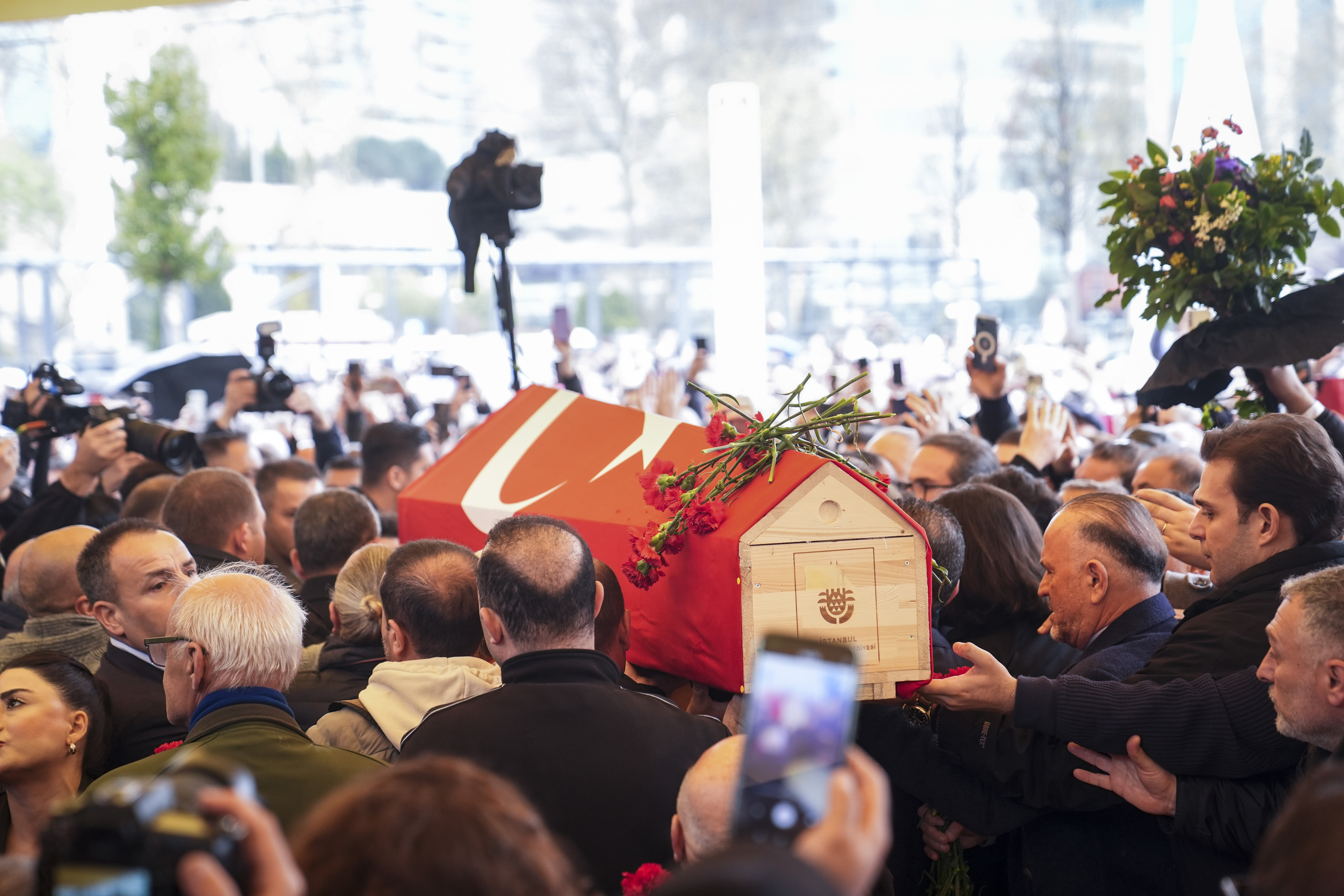 kibrista sahnede kalp krizi geciren volkan konak icin istanbul levent hayrettin pasa camiinde cenaze Byup963K