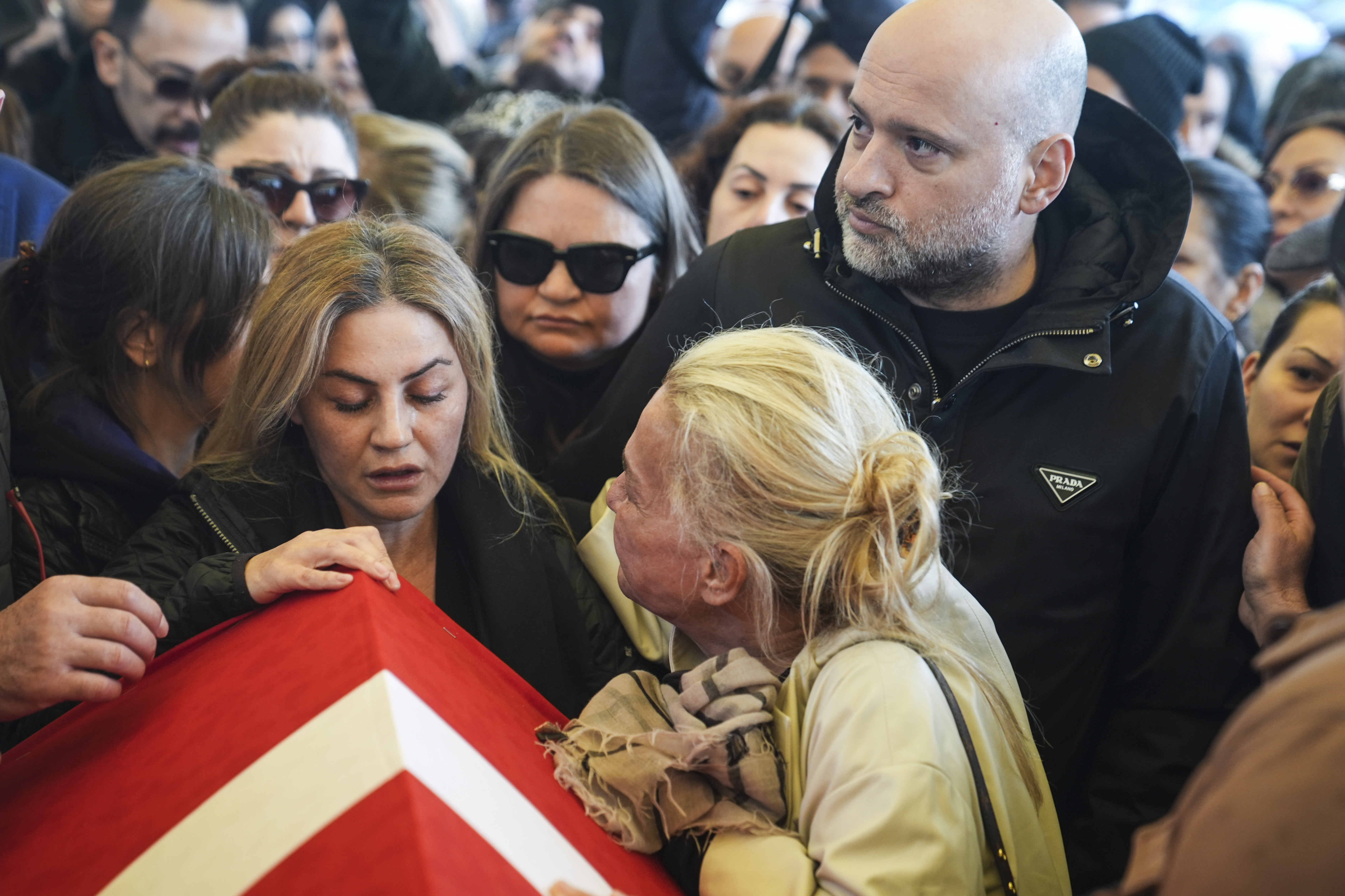 kibrista sahnede kalp krizi geciren volkan konak icin istanbul levent hayrettin pasa camiinde cenaze FFgkefSy