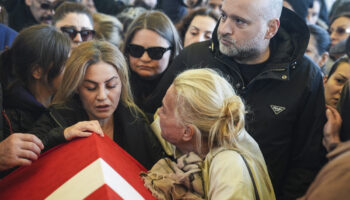 kibrista sahnede kalp krizi geciren volkan konak icin istanbul levent hayrettin pasa camiinde cenaze LaeYpXG8