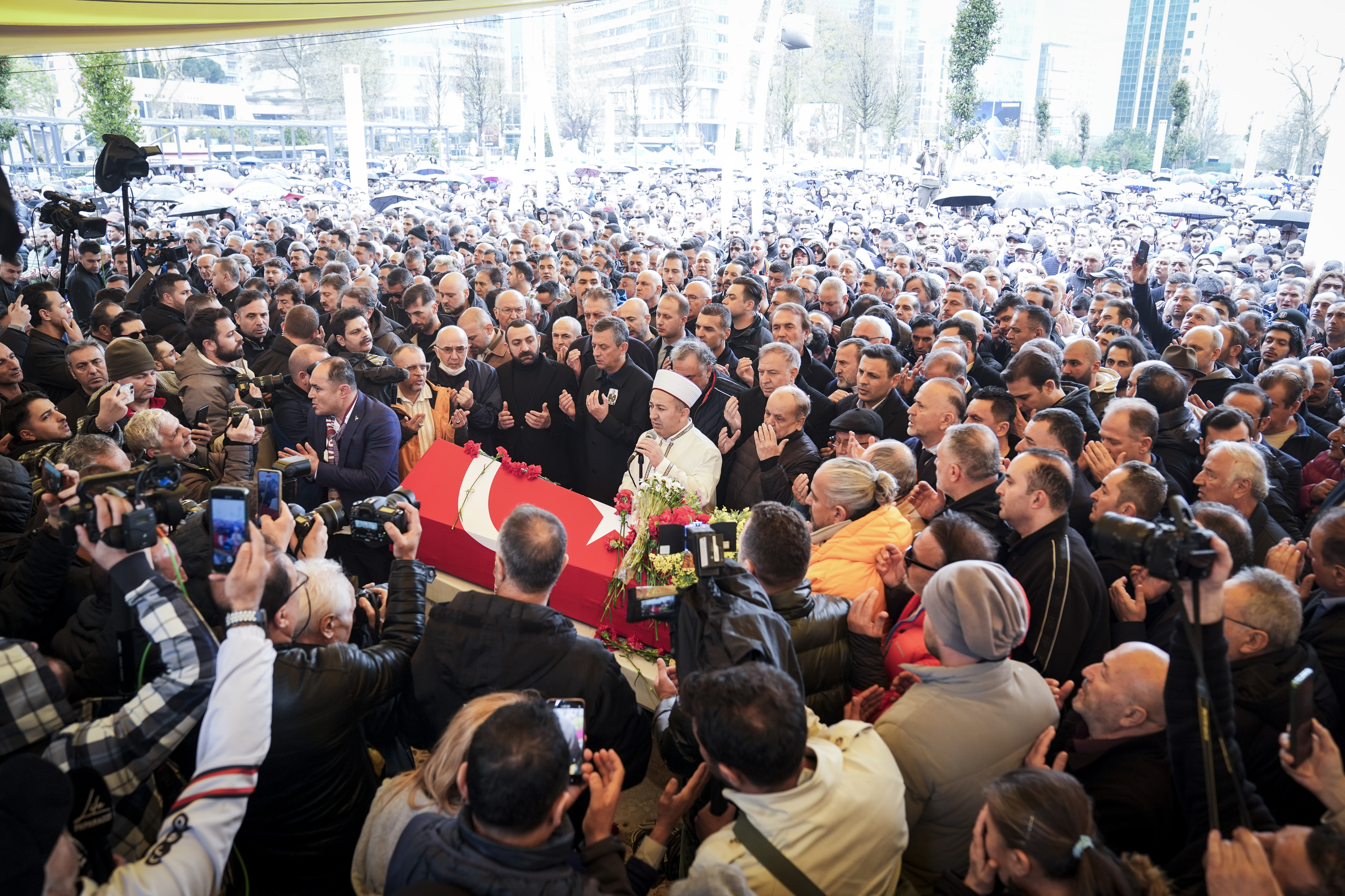 kibrista sahnede kalp krizi geciren volkan konak icin istanbul levent hayrettin pasa camiinde cenaze ZNgIXCRn
